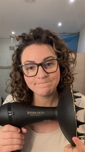 Jana | BLW | Mama Alltag | Realität on Instagram: "Ich wollte euch noch zeigen was bei mir den Unterschied macht. Wo plötzlich dieses Volumen her kommt und wieso ich auf einmal auch am Ansatz locken habe wo vorher immer alles glatt gezogen war. Der Curl Smith 🙂🙌🏼 Dieser Föhn mit seinem Riesen Diffuser macht den Unterschied! Das Föhnen spielt einfach eine wichtige Rolle. Da man einfach darauf achten muss, dass der Ansatz zuerst oder zeitgleich mit der Länge trocknet, um einfach Volumen zu beko