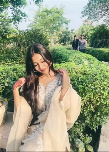 "শূন্যতার শূন্যপ্রাচীর ঘিরে রয়েছে আমায়, আর আমি ঘিরে আছি এক অদেখা মোহ...