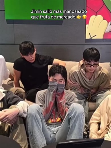 Igual todos se toqueteaban entre ellos jajaja. Al final todos se le quedan viendo 😩 #jimin #bts #ponmeenparati