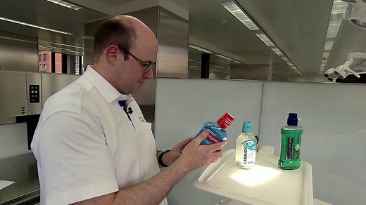 Mundspülungen im Test - Kampf gegen Kariesbakterien