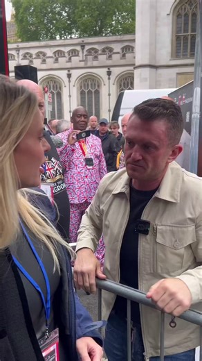 英国人开始觉醒了！👍英国活动家汤米·罗宾逊（Tommy Robinson）在接受采访时，被问到一个假设问题：“如果你明天就成为英国首相，会怎么做？”汤米·罗宾逊的回答非常直接和强硬，大概意思是：“我会彻底阻止伊斯兰在英国的扩张，切断所有来自国外的资金支持。把所有住在酒店里的非法移民立刻赶出去，由军队直接遣返回国！我会推行‘再移民’政策——很多穆斯林该离开这个国家了。你们有自己的家园可以回去，这里是我们的家，我们已经无处可退！我们不会再允许这个国家被改变了。今天你们也看到了，人们已经彻底受够了！”这段话在支持者中引起强烈共鸣，同时也让伊斯兰主义者和左派人士非常愤怒。整个背景是最近他在伦敦组织的“团结王国”集会，吸引了成千上万民众，抗议大规模移民、 grooming gangs（有组织性侵案）和伊斯兰影响等问题。