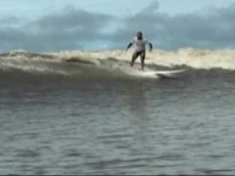 Rekordsurfer Laus reitet über Riesenwellen im Amazonasdelta