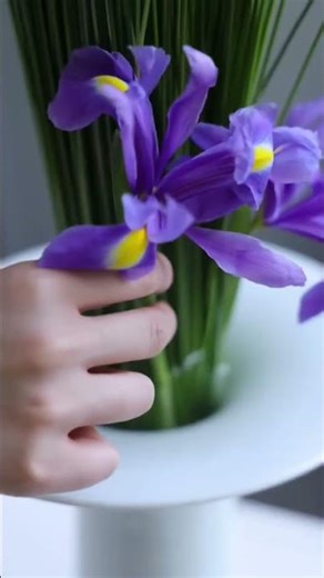 A flower arranging tutorial that anyone can do.#flowers #florist #gift #rose #love #cake #birthday