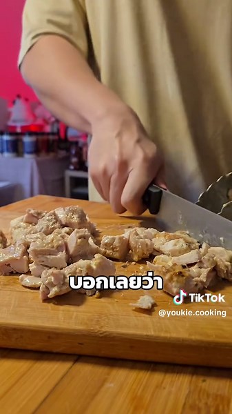 Wrap ไก่ Salad สูตรลดเเคล🍗✨ พลังงาน ต่อชิ้น : 320.93 เเคล (P:32.58/C:19.97/F:6.17) สูตร : สะโพกไก่ลอกหนัง 200 กรัม = 300 เเคล (P:46/C:0/F:5) ผงปรุง youkie seasoning รส BBQ 2 ช้อน ผงปรุง youkie seasoning รส ranch 1 ช้อน ผงปรุง youkie seasoning รส cheese 1 ช้อน เเป้งเเรปสูตร low carb 1 เเผ่น : 228 เเคล (P:15.2/C:21.4/F:6.2) รอบเเรก อบไฟ 180 องศา 15 นาที พลิกด้าน อบต่ออีก 5 นาที ซอสราด ✨🥣 พลังงาน : 45 เเคล (P:2.5/C:3.8/F:1.05) สูตร : มายองเนสไขมันต่ำมาก 20 กรัม : 20 เเคล (P: