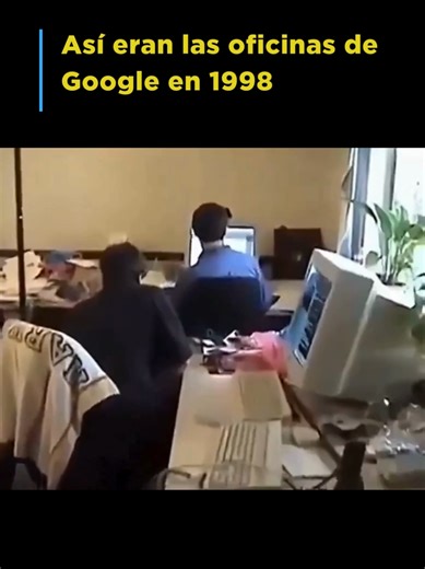 Así eran las oficinas de Google en 1998 Antes de convertirse en una de las empresas más grandes del mundo, Google operaba desde un garaje en Menlo Park, California. Fundada en 1998 por Larry Page y Sergey Brin, la compañía dio sus primeros pasos con pocos empleados, escritorios improvisados y servidores armados a mano. Para ver la oficina de 1998 en Google Maps en: https://maps.app.goo.gl/DAayoxTgSgjoNnjc8?g_st=ac