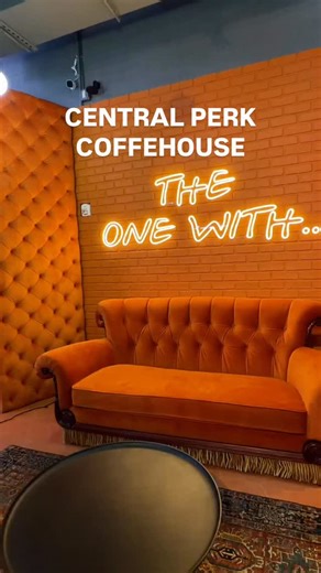 Central Perk Coffeehouse NYC ya llega a Times Square ✨☕️ Si sos fan de Friends, esta nueva cafetería temática es un must en Nueva York: sofá naranja, menú inspirado en la serie, merch exclusivo y espacios de foto. 📍Encontralo en 7th Ave & W 47th St, en pleno corazón de Manhattan. 📆Apertura oficial: 12 de diciembre desde las 7 AM. Guarda esta info y compartila que te aseguro que no vas a querer perdértelo! #nyc #centralperk #friends | Newflorcity