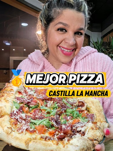 Esta pizza ha ganado el premio a la 🥇 MEJOR DE CASTILLA LA MANCHA en el 2025 La pizzería EL LEÑADOR lleva ganando tres años consecutivos reconocimientos importantísimos tanto que recientemente han sido seleccionados como candidatos al reconocimiento internacional ⚡MESTRI DELLA PIZZA 2026⚡ 🔝Sus pizzas destacan por su masa casera hechas en auténtico horno de leña 💯Puede sonar típico pero sinceramente la ganadora del año pasado es mi favorita entre todas las pizzas que he probado a nivel naciona