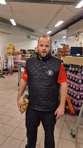 HEJ SKÆLSKØR VI HOLDER LUKKET 24,25 OG 26 DECEMBER MEN ER TILBAGE MED EN AKTUEL OG FRISK BUTIK 27 DECEMBER KL 07.00-21.00 DERFOR SPAR 50 % PÅ ALT FRUGT OG GRØNT FRA 1800-2100 GÆLDER KUN I REMA1000 SKÆLSKØR ENDNU ENGANG GOD JUL HERFRA 🎄 | Rema 1000 Skælskør