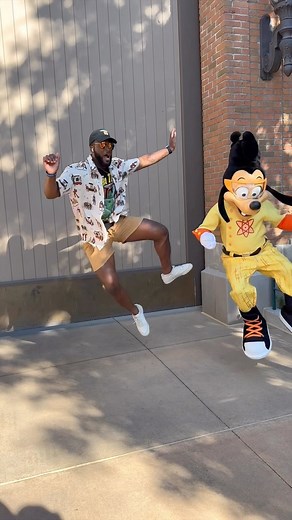 Dimitri / Dimi on Instagram: "Found him #allthedisneythrills #hosted #powerline #agoofymovie #maxgoof #nostalgia #reels #explore"