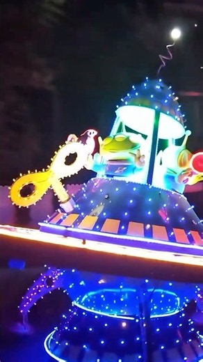 aliensThe Claw! Toy Story Alien Lights Up Paint the Night #Disneyland #shortsviral #toystory5