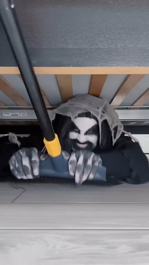 51K views · 1.9K reactions | Monster scares cleaning lady 粒藍​...