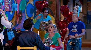 2.2M views · 10K reactions | La cena de cumple- mes de Vanesita es todo un éxito y termina de una manera completamente inesperada, ¡hasta para ella! Disfruta los episodios de #VecinosT13 por #DistritoComedia | Distrito Comedia | Facebook