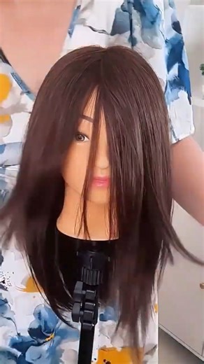 taglio di capelli con le code caschetto scalato