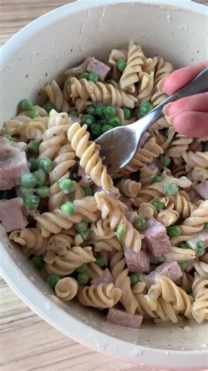 Ruby Tuesday’s Pasta Salad is famous and so delicious and simple! This copycat recipe is the perfect side dish with all the essentials with rotini pasta, diced ham, peas and lots of ranch dressing! https://www.thefoodhussy.com/copycat-ruby-tuesday-pasta-salad-recipe/ | Food Hussy | Facebook