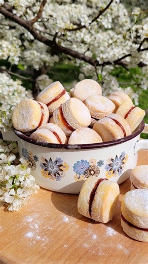 Zamislite da vanilice mirišu kao bakin kolač, a pritom su 100% posne! 😍 Ako tražite savršen recept za posne kolače, ove posne vanilice će vas oduševiti – prhke, aromatične i neodoljive! 🥰✨ Detaljan recept i priprema se nalaze u komentaru 👇🏼📝 🎥: jeca.jeka (Instagram) | Recept dana