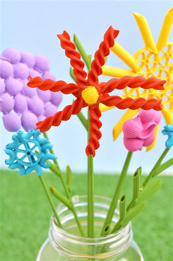 EASY PASTA FLOWERS - love these! 💐 Instructions >> https://onelittleproject.com/pasta-flowers-craft/ | One Little Project