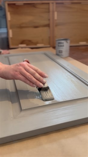 Bienvenue dans mon univers ✨Je suis présentement chez un client à faire un projet personnalisé. C’est un ensemble de mobilier de chambre à coucher. Je revalorise en French Linen finition Peinture Satin. Elle s’applique autant au pinceau qu’au rouleau. Elle n’a pas besoin de protection à la cire ou vernis. Dans sa composition, il y a une résine auto nivelante et qui protège contre l’eau. Elle a une durabilité aussi qui m’a convaincu. C’est une peinture lancée en 2022 par Annie Sloan et qui est di