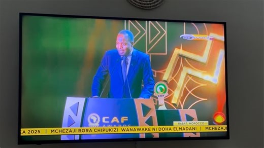 Msemaji Mkuu wa Serikali Gerson Msigwa akipokea tuzo ya heshima ya Rais Samia Suluhu Hassan ambaye amepewa na CAF kwa kutambua mchango wake kwa kufanikisha kufanyika kwa michuano ya CHAN 2024. Hata hivyo Rais wa Kenya Willian Ruto na Rais wa Uganda Yoweri Museveni nao wamepokea tuzo hiyo kwani michuano ya CHAN ilifanyika kwa kuandaliwa na wenyezi wenza (Tanzania, Kenya na Uganda). | Amri Kiemba