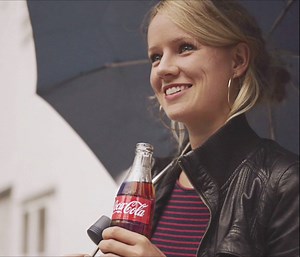 Днес си пеем под дъжда! 🎤 Какво е времето при теб? | Coca-Cola