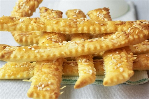 Domaći slani štapići sa sirom gotovi za pola sata: lijepo su hrskavi i punog okusa, a pripremaju se kao od šale