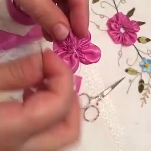 Tutorial flor paso a paso con cinta de tela o raso ¿Qué te parece? 😊😍💕🏵🌸 #costura #sewing 💻Visítanos en www.telaresymanualidades.com💻 y Instagram www.instagram.com/telaresymanualidades 😉 #diy De la web. No vendemos. | T & M Telares Y Manualidades