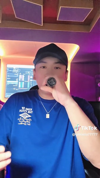 지마스떼 🙏 한낮의 햇살이 유난히 강하네요 잠깐 바깥바람이나 쐬자 하고 나갔던 건데, 돌아오니 또 머리가 띵~~~ 오늘은 나만의 시간을 채우는중 연습을 하고, 노트북을 켜고 글쓰고 책읽고. 특별할 것 없는 오후였지만, 마음은 편안~ 누군가와 함께하지 않아도, 계곡에 발담그고 있지 않아도, 꽤 괜찮은 감사한 시간. 이왕이리된거 더 행복해지게 저녁에는 치킨이나 뜯자
