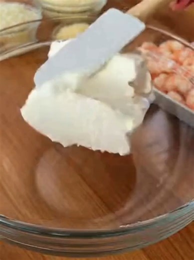 This dip doesn't just melt — it stretches! And yes, garlic toast is definitely a must. Hot, cheesy shrimp dip with garlic bread. It's a melty, creamy and totally crave-worthy party snack! 📝 Ingredients: For the shrimp dip: - 1 cup of chopped cooked shrimp (reserve a few whole shrimp for the topping). - 1 block (8 oz) of softened cream cheese - ½ cup sour cream - ½ cup mayonnaise - 1 cup shredded mozzarella cheese - ½ cup shredded Parmesan cheese - 2 minced garlic cloves - ½ teaspoon onion powde