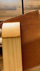 🪡 手縫皮革書套 🧵 利用二層皮的柔韌和耐用性， 為你的筆記本提供完美保護。 從細節開始，打造屬於自己的風格！ ✨ 縫製好幫手💪 側坐型編織夾🔗 https://leather.tw/products/the-original-stitching-horse?_pos=2&_sid=e12c195e7&_ss=r #手縫木夾 #書套 #二層皮 #植鞣 #手工皮件 #皮件 #手縫皮件 #皮革 #頤坊皮藝 #手縫 #縮時攝影 | Ivan Leathercraft Taiwan