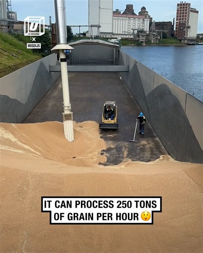 1M views · 4.3K reactions | Watching this boat get unloaded is seriously satisfying ⛴️ | UNILAD | Facebook