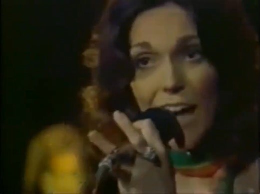 Carpenters – There’s a Kind of Hush...🎧 Watch full this song: https://goldenmemoriessongs.dohimusic96.com/carpenters-theres-a-kind-of-hush/?utm_source=facebook&utm_medium=ngreel&utm_campaign=goldenmemoriessongs | Golden Memories Songs