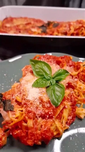 🍝✨ È la ricetta che cambia le regole del gioco: zero fatica, zero sbatti ma massimo gusto in meno di mezz’ora 🔥 🚫 Non è una pasta al forno… 💡 È una GENIALATA! 🫕 Una teglia, un sugo veloce e… le tagliatelle direttamente in teglia, ma CRUDE! 😱 Perfetta per quando arrivano gli amici all’improvviso e tu hai il frigo vuoto 😅 🙌 Niente pentole, niente stress, solo una ricetta furba e scenografica che ti risolve la cena in un attimo ✨ 👃 Il profumo? Da applausi. 👏 🥇 La crosticina? Da standing 