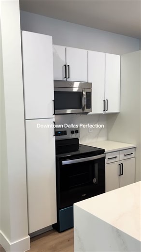 Highrise Apartment in the heart of downtown Dallas! Rooftop pool, natural light from huge windows, sauna, gym and so much more! #apartmenttour #apartmentlocator #highriseapartment #downtown #dallas