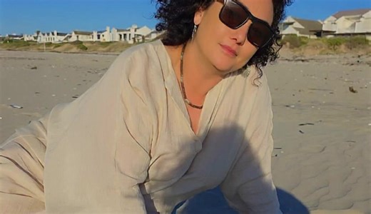 ’n Uitnodiging Kom sit langs my waar die see nie vra wie jy is nie, maar jou ken nog vóór jy praat. Kom loop saam my oor soutpaaie en sandstories, waar ’n Weskus-vrou haar hart nie wegsteek nie – sy dra dit soos wind teen haar bors. Hier lag ons hard, want stilte het ons lank genoeg geken. Hier huil ons stil, want die see luister beter as mense. Ek nooi jou nie na ’n plek nie, maar na ’n gevoel. Na koffie wat sterk is, woorde wat rou is, en ’n siel wat nie verskoning maak vir wie sy is nie. As j