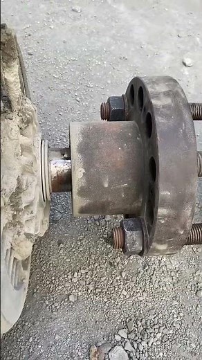 Electric Motor Shaft Removal Using Hydraulic Puller | Industrial Maintenance