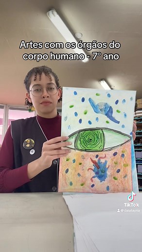 Artes com desenhos de órgãos do corpo humano - 7° ano Inspirados por artistas como Andreas Vesalius e Leonardo da Vinci, meus alunos do 7° ano fizeram criações incríveis usando órgãos do corpo humano como referência. Falamos um pouco sobre “De Humani corporis Fabrica” considerado um dos mais influentes livros científicos de todos os tempos. ✨ #arte #escola #auladearte | Uma arte qualquer