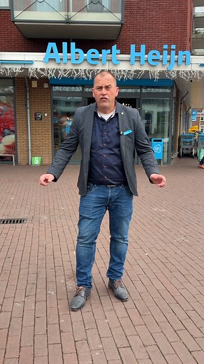 Op 19 november bestaat Albert Heijn Bijlsma alweer 10 jaar! En dat gaan we vieren. Hoe? Dat leggen Edwin en onze nieuwe mascotte je graag uit! 💙🤩 | Albert Heijn Bijlsma Gorredijk