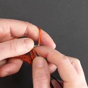 1.5M views · 460 reactions | Verdens beste strikketips? Syntes du det er krevende å strikke med strømpepinner? Da bør du prøve deg på magic loop! 臨 Med magic loop kan du strikke ermer, sokker, votter og annet på rundpinner. ✨ Les mer om dette geniale striketrikset her  https://kreativeideer.no/hvordan-strikke-magic-loop/ Kjenner du noen som trenger litt strikkemagi? | Kreative idéer - Vær Kreativ | Facebook