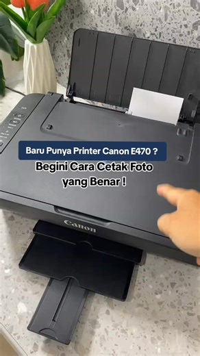 Membalas @sofiie_30 Caranya gampang banget!🔥 Mimin share cara cetak foto pakai Printer Canon E470 yang praktis dan hemat. Tonton sampai akhir video biar nggak salah langkah! Comment kalau mau mimin bahas tutorial lainnya 👇 #CanonE470 #Cetakfoto #TipsCetakFoto #TutorialPrinter #Foto4r