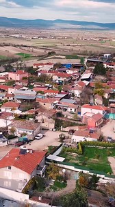 Toprak kokusunun huzura karıştığı o köylerde, hayat her zaman daha anlamlı akar... . . Çiçekten Harman Olmaz türküsü, Türk halk müziğinin kalbinin attığı yerlerden biri olan Kırşehir yöresine aittir. Bozkırın tezenesi felsefesiyle harmanlanan bu türkü, halkın ortak acılarından ve yaşanmışlıklarından süzülüp geldiği için anonim bir yapıdadır. Ancak bu türküyü hafızalarımıza kazıyan, onu derleyip o meşhur ve yanık sesiyle tüm dünyaya duyuran isim, büyük usta Neşet Ertaş’tır. Türkü, onun eşsiz yoru