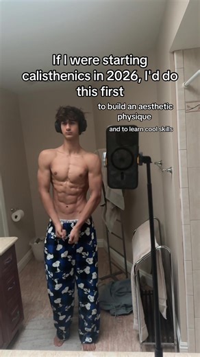 If you want to start calisthenics in 2026, this is the right way to do it. Beginners don’t need fancy workouts or advanced skills to see progress. Calisthenics is about mastering bodyweight basics like push-ups, pull-ups, core training, and full-body control. Learning proper progressions, staying consistent, and training smart will help you build strength, muscle, and a lean physique without weights. This is how beginners should train calisthenics in 2026 for real results. Save this if you’re se