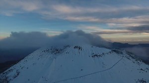 Un drone sul #Vesuvio innevato Immagini spettacolari e mai viste del vulcano più temuto, e amato, al mondo Grazie a DirezioneVerticale.it (pagina Facebook) | Torre del Greco Vesuviolive.it