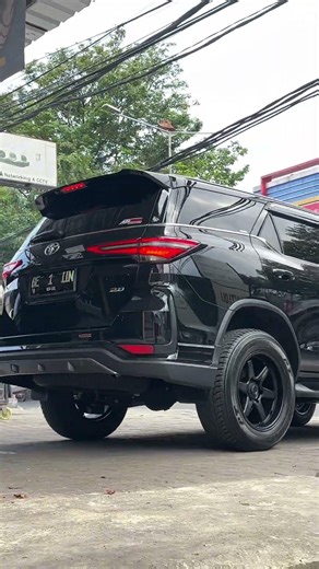 Black in black😎 #goldenrims #fortunerlegender2025 #fortunermodification #lensowheels