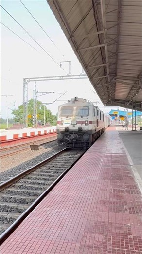 Non-stop High Speed Superfast Express Crossing #train #sorts