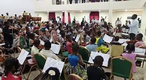 Les enfants de mon village qui jouent mon titre « Tata », en musique classique. Incroyable. Quelle immense fierté et honneur 🙏🏿 Merci à maître Camara | Tiken Jah Fakoly