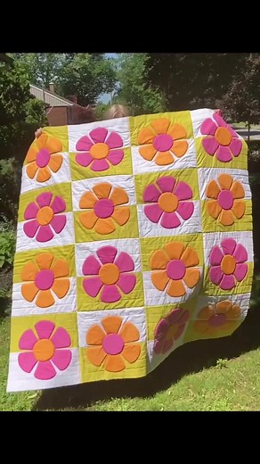 Ever tried Quilt As You Go?? I finally did and I LOVED IT! Check out the full tutorial on my YouTube channel! #quiltqsyougo #qayg #theretroquilterpatterns #ilovequilting #quilting #quiltersoftiktok #modernquilter #quiltpatterns #quiltingcommunity #quiltersgonnaquilt #theretroquilter #quiltsoftiktok