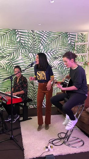 Jenifer chante 'Au soleil' en live sur TikTok