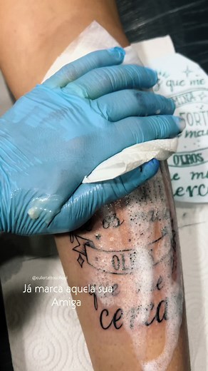 Tatuagem de Amigas: Estilo e Conexão