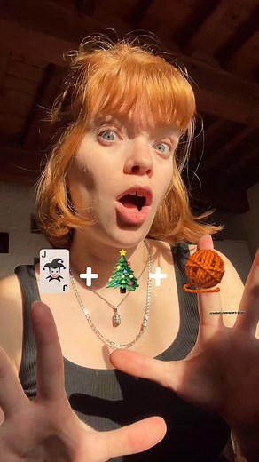 🃏🎄 Jane Foole's crochet jester set, Chrstimas edition ! The crochet pattern has been updated with a way to make the horns longer like this version ! 🫀 I'm channeling my inner elf these days, and if you want to make yourself an adorable crochet look for Christmas, the whole piece take about 10-12hours so you are still in time🎄 Yarns used: 🎄 Squeaky Clean in green by Loops&Threads 🫀 Gatsby in Red/Silver by @katiayarns ♥️ Red acrylic yarn from stash (also used for the dress) Trying to copy @l