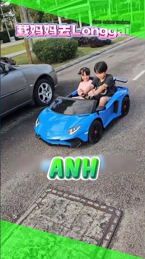 hai bạn nhỏ được lái siêu xe ô tô đồ chơi