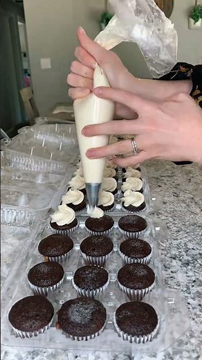 Salted caramel chocolate cupcakes #cupcakedecorating #bakersoftiktok #bakingtiktok #cupcakes